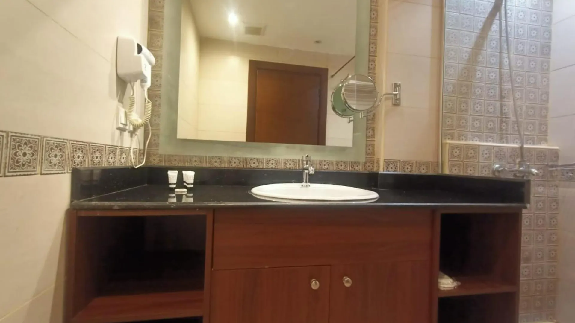 Quiet Jeddah Al Hamra Hotel
