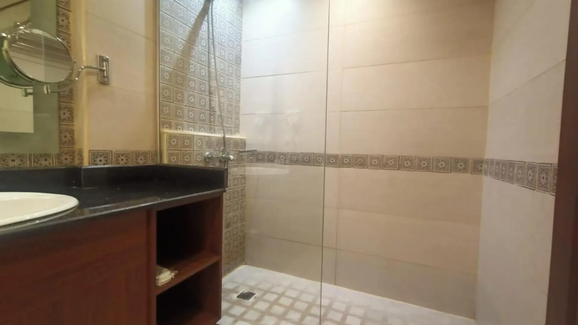 ***  Quiet Jeddah Al Hamra Hotel Saudi Arabia